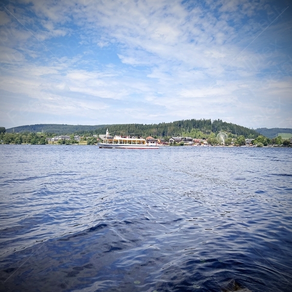 Seemoment Titisee – Wellenklang am Ufer