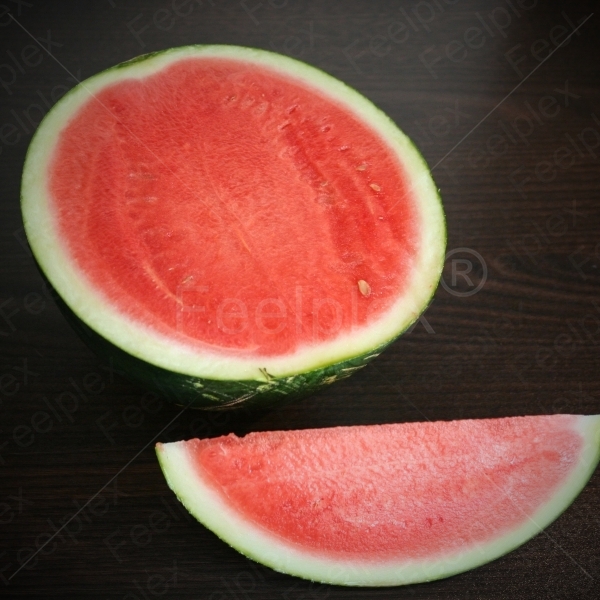 Klopfen auf Wassermelone