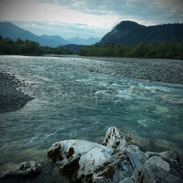 Sanftes Wasserrauschen am Lech