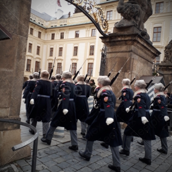 Feierliche Wachablösung an der Prager Burg