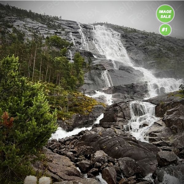 Langfossen – Der mächtige Wasserfall am Åkrafjord