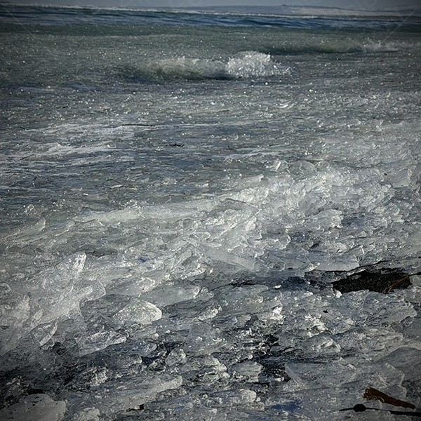Gefrorene Wellen am Black Beach Hafnarskeidh