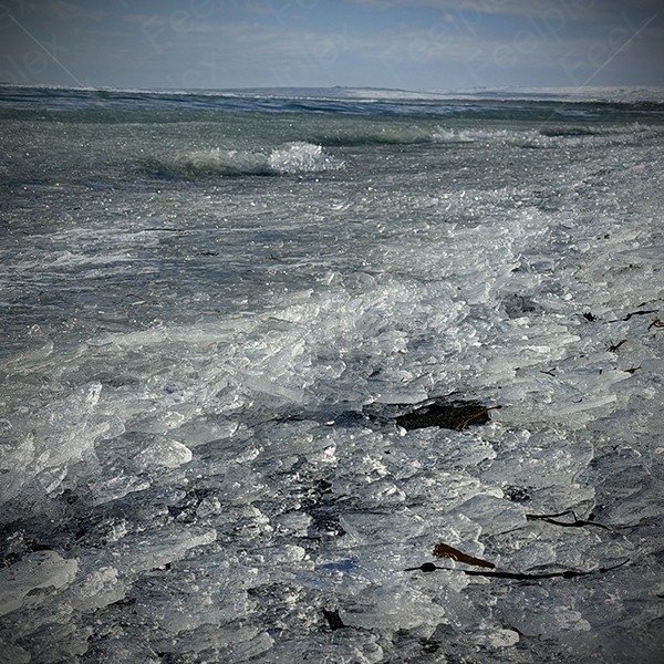 Schritte auf Eissplittern am Black Sand Beach