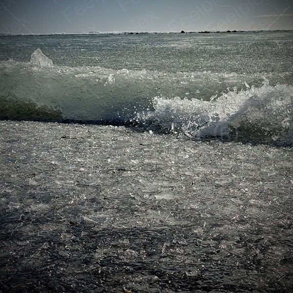 Gefrorene Wellen am Black Beach Hafnarskeidh