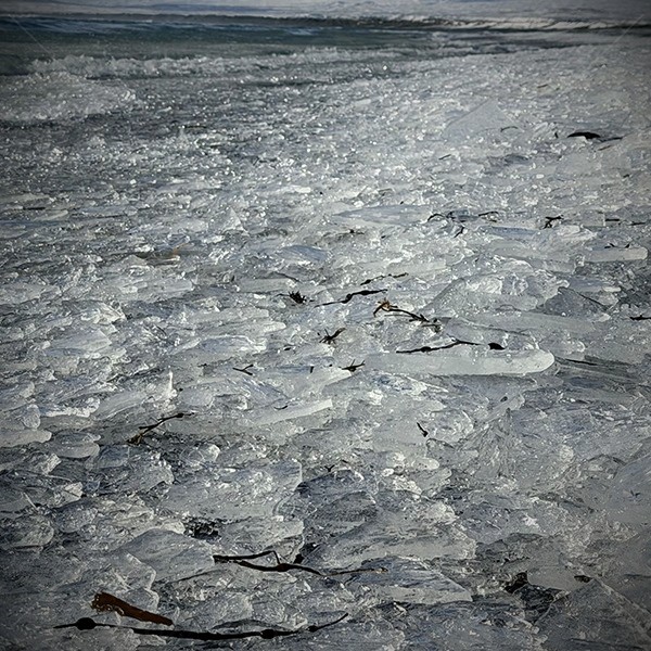 Gefrorene Wellen am Black Beach Hafnarskeidh