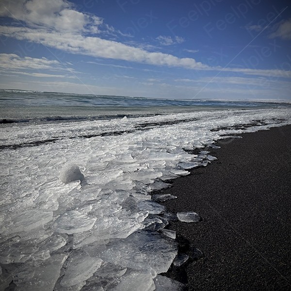 Schritte auf Eissplittern am Black Sand Beach