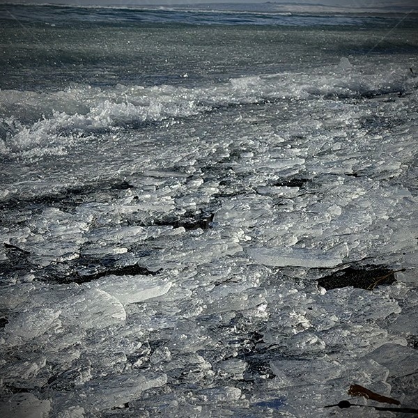 Gefrorene Wellen am Black Beach Hafnarskeidh