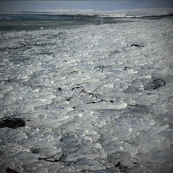 Gefrorene Wellen am Black Beach Hafnarskeidh