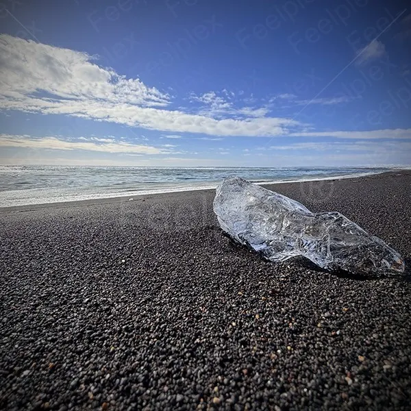Dunkle Küste mit anlaufenden Wellen am Black Sand Beach in Island