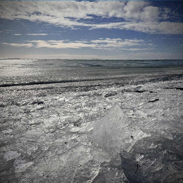 Eissplitter in den Wellen am Black Sand Beach