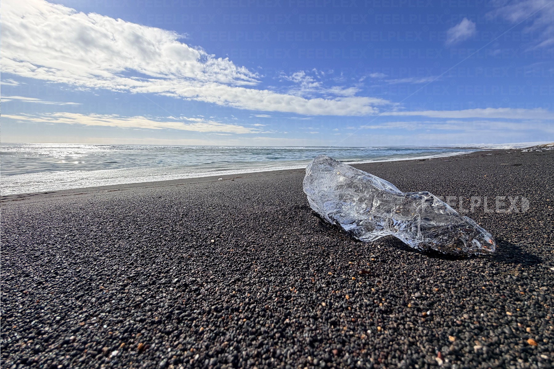Diamanteis auf der schwarzen Uferlinie