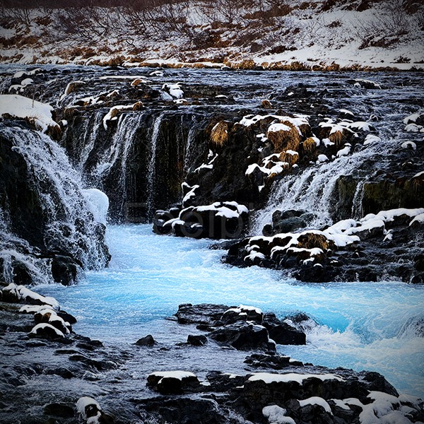 Brúarfoss Wasserfall mit dunklen felsigen Stufen in Island