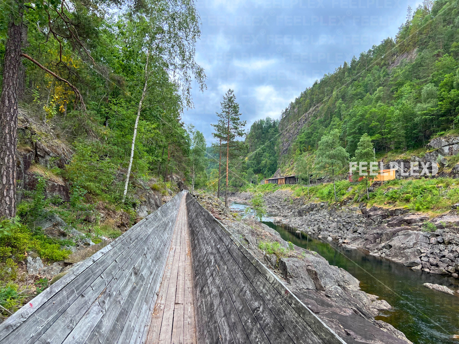 Flößerrinne über dem Flusstal in Norwegen