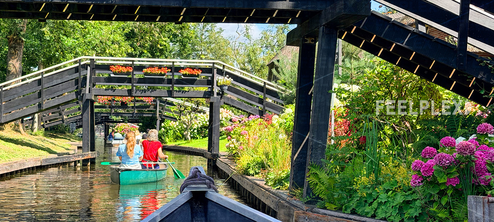 Wasserdorf Giethoorn mit ruhigen Grachten und traditionellen Häusern in den Niederlanden