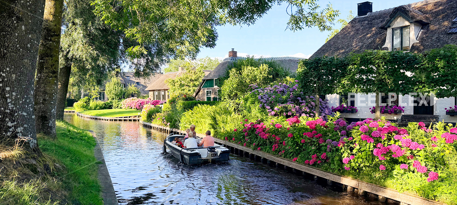 Wasserdorf Giethoorn mit ruhigen Grachten und traditionellen Häusern in den Niederlanden