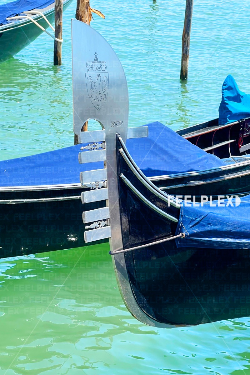 Gondelblick im sonnigen Venedig