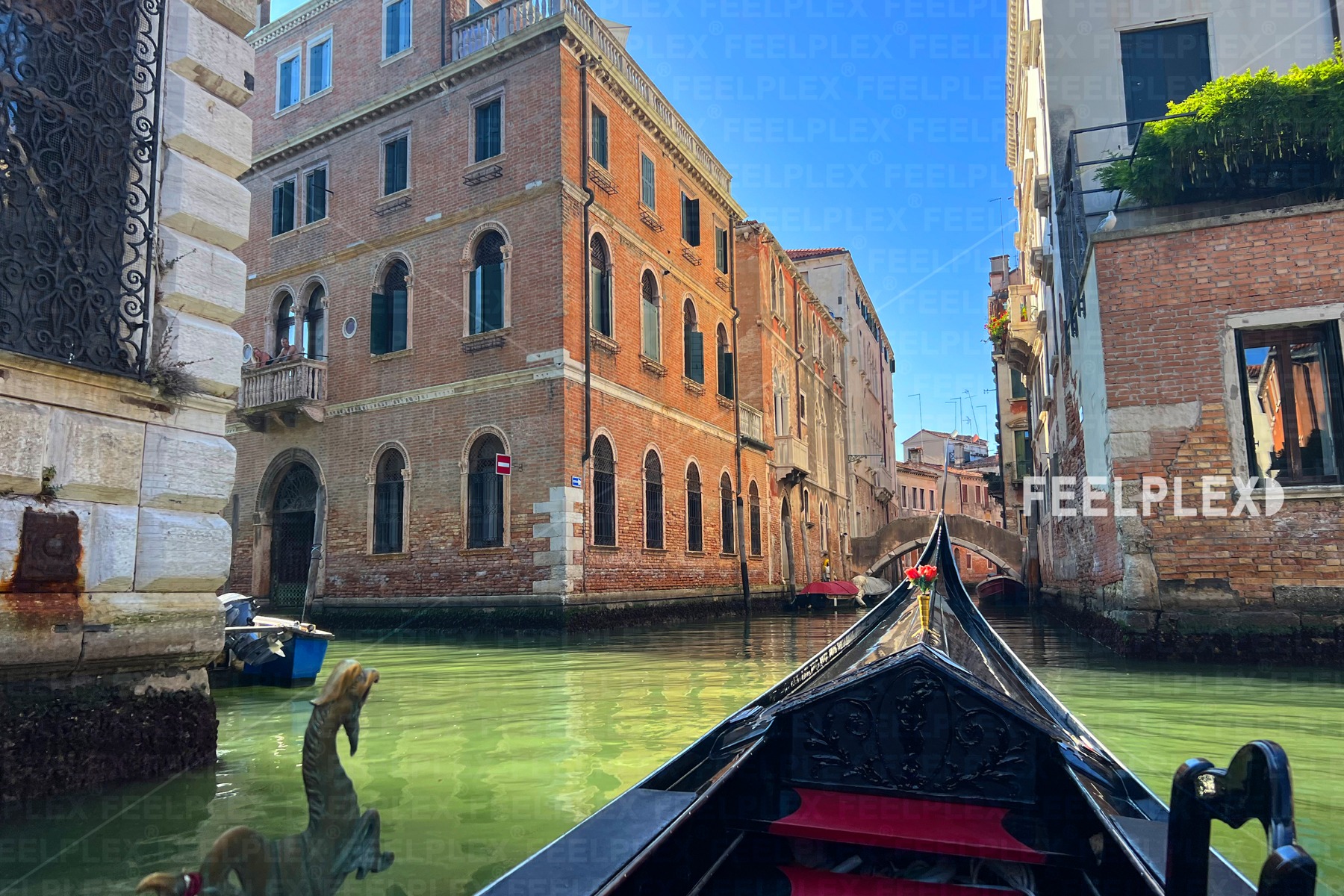 Gondelblick auf sonnenhellem Wasser in Venedig