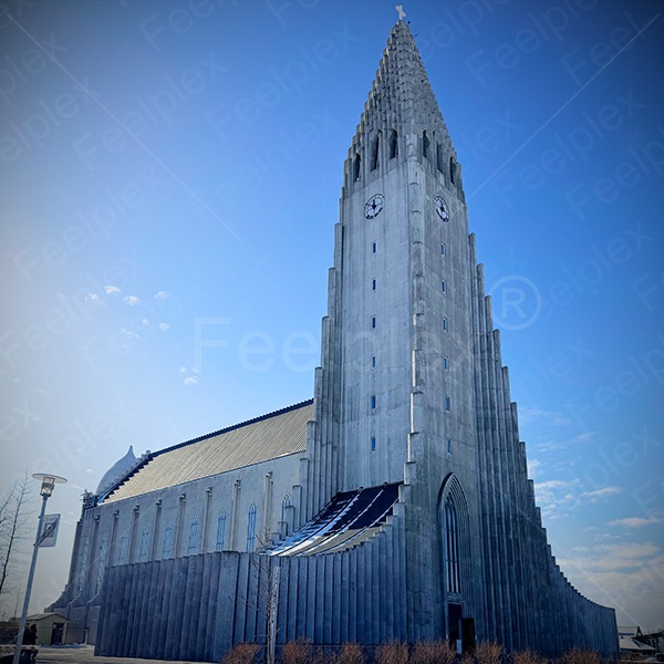 Hallgrímskirkja in Reykjavík zur Mittagszeit mit Glockenklang