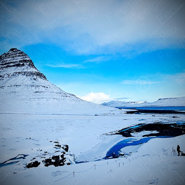 Ruhiger Winterwasserfall am Kirkjufellsfoss