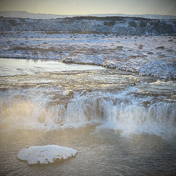 Faxi Wasserfall bei frostigem Sonnenaufgang in Island