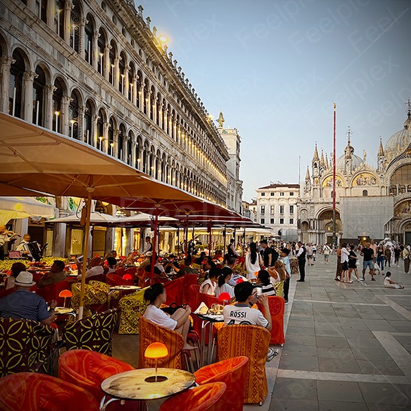 Lebendiger Platzklang auf der Piazza San Marco in Venedig