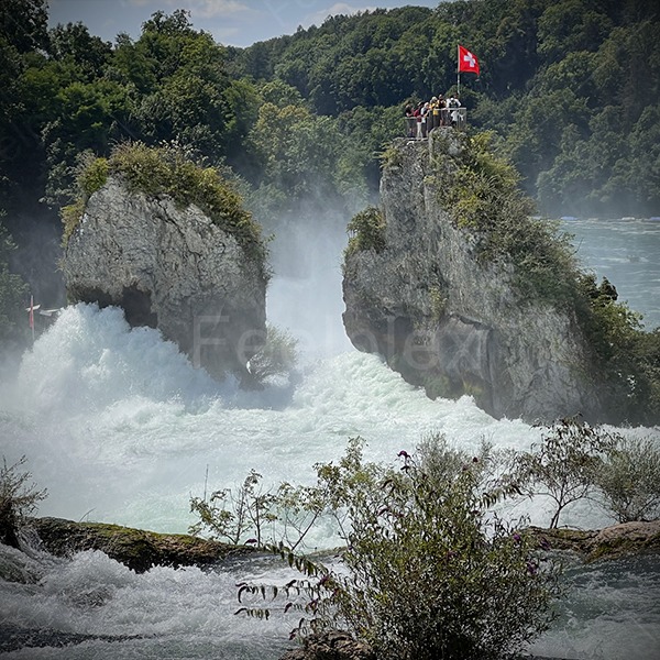 Wasserrauschen am Rheinfall in der Schweiz