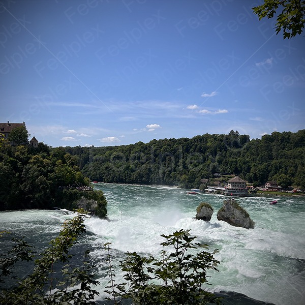 Breite Wasserfallkaskade am Rheinfall
