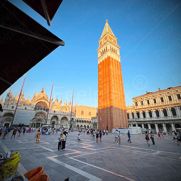 Romantische Stadtszene auf der Piazza San Marco in Venedig