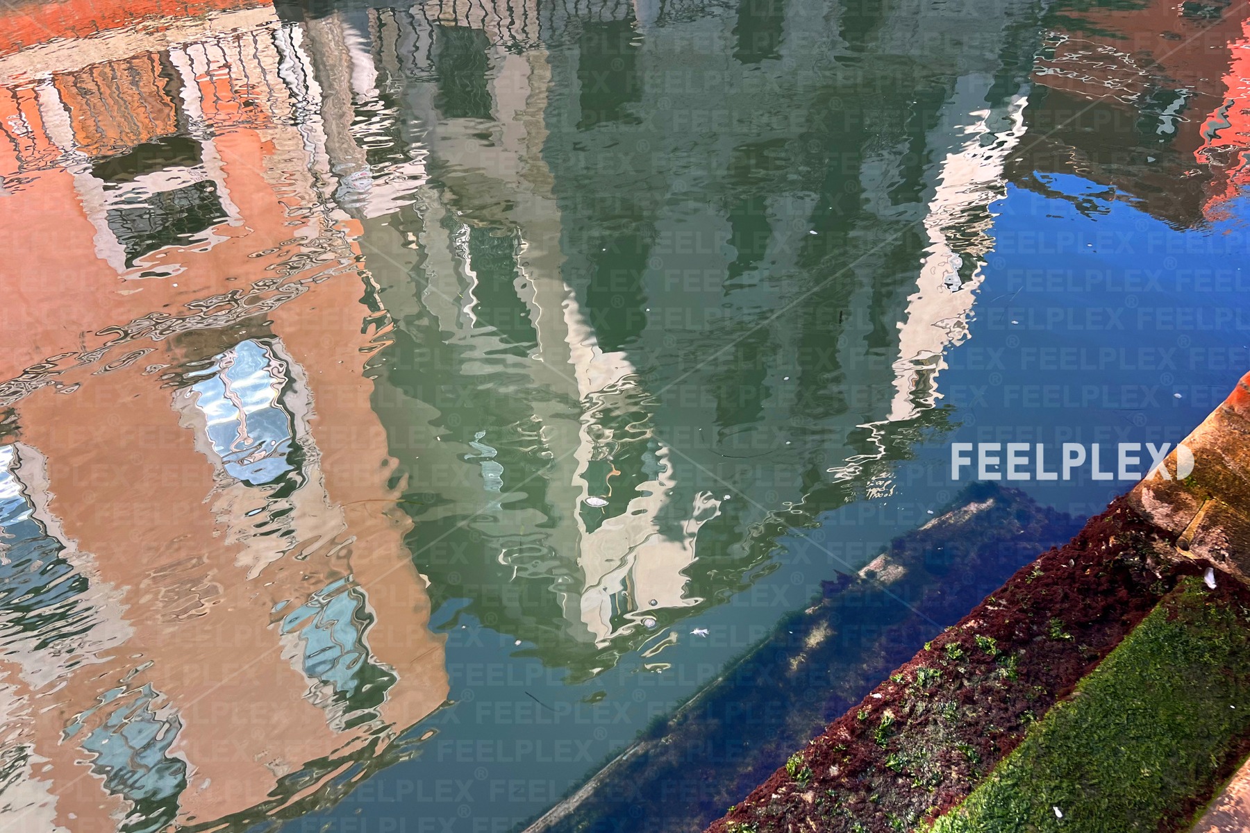 Warme Spiegelungen auf dem Wasser